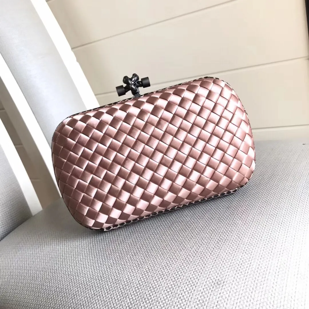 The latest and most popular Knot clutch from the 8651 counter is made of exquisite Japanese silk fabric with snakeskin piping. It looks elegant when worn cross-body or in the hand. It can also be carried by petite girls and can hold 2 iPhone X phones. Size: 20cm*12cm